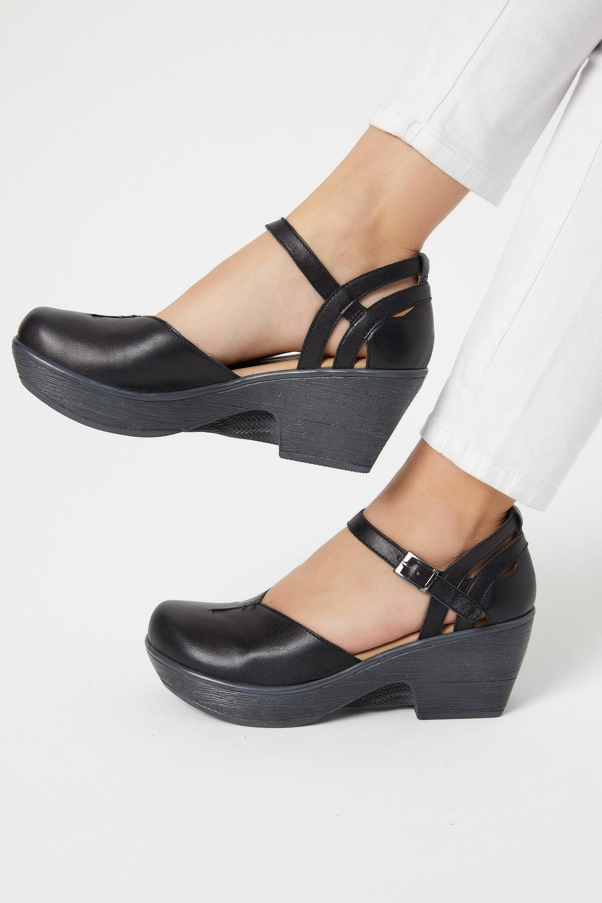 Venüs Deri Kadın Apartman Topuk Sandalet Siyah 1912502Y - Thumbnail