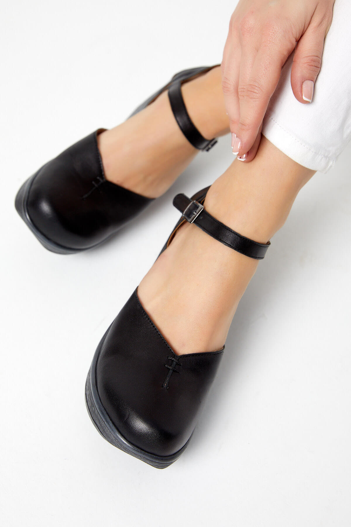 Venüs Deri Kadın Apartman Topuk Sandalet Siyah 1912502Y Venüs Deri Kadın Apartman Topuk Sandalet Siyah 1912502Y