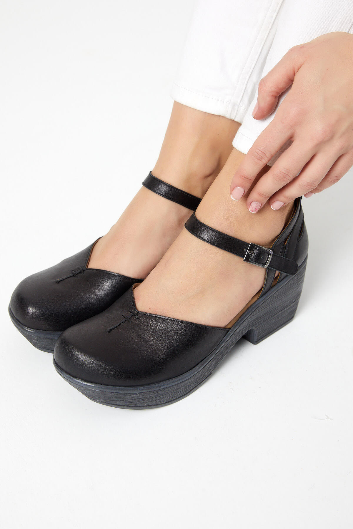 Venüs Deri Kadın Apartman Topuk Sandalet Siyah 1912502Y - Thumbnail