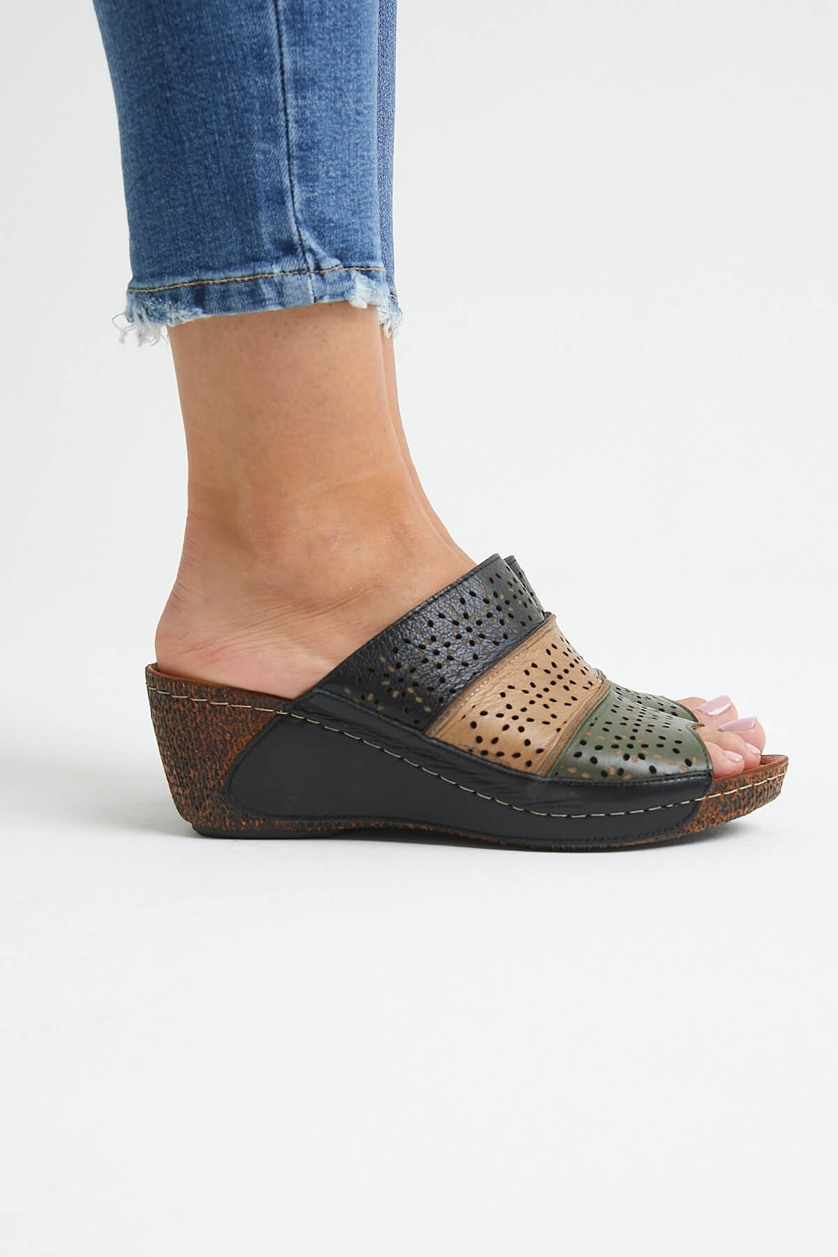 Kadın Dolgu Topuk Sandalet Siyah 21981905 - Thumbnail